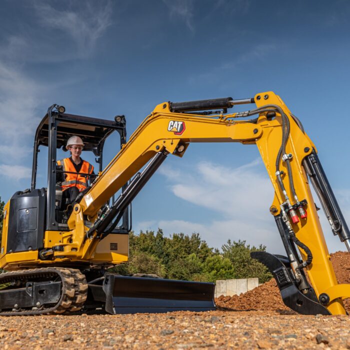 Închiriere Miniexcavator cat 303 cr