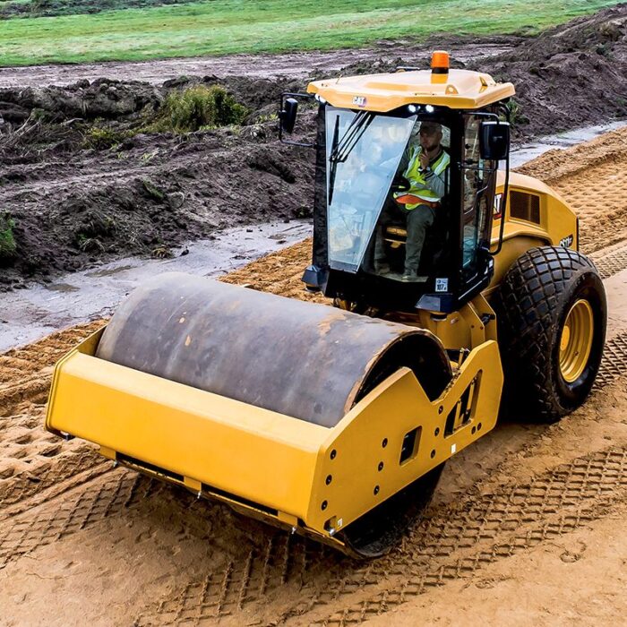 Închiriere Cilindru compactor cat cs11